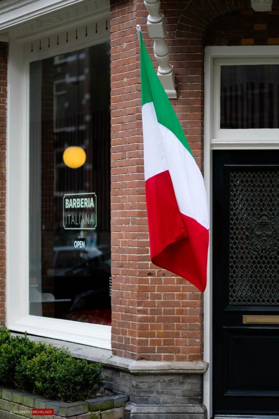 The Italian flag outside the shop: to be proud of it!