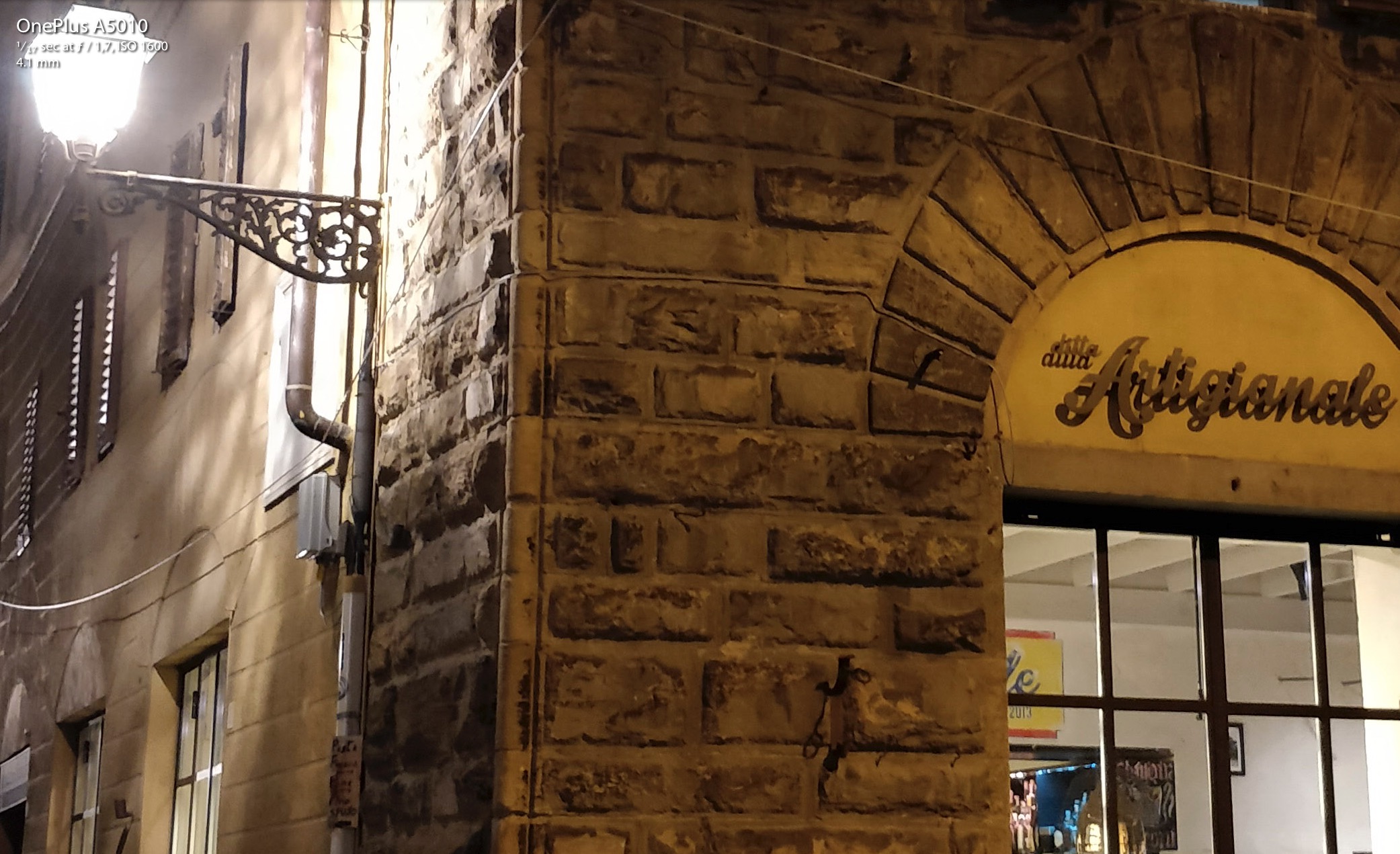 OnePlus 5T Low Light Photography Detail OnePlus 5T Low Light Photography Detail